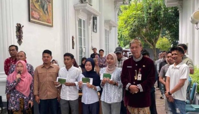 Nia Kurnia Fauzi Salurkan Beasiswa ke 40 Mahasiswa Dapil I Sumenep