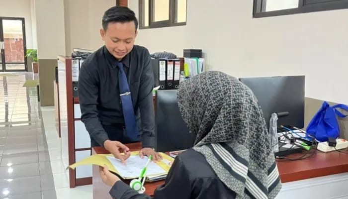 Staf Akademik UNIBA Ditantang Jelaskan Selisih Tanggal Penyerahan Ijazah dan Pelunasan Administrasi