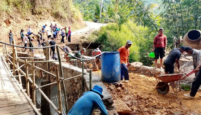 Bukti TNI AD Peduli Infrastruktur Desa, Semangat Gotong Babinsa Bersama Warga Bangun Jembatan Aramco Di Pacitan