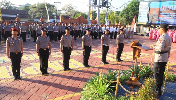 78 Personel Polres Ngawi Naik Pangkat, Sujud Syukur di Tengah Guyuran Air.