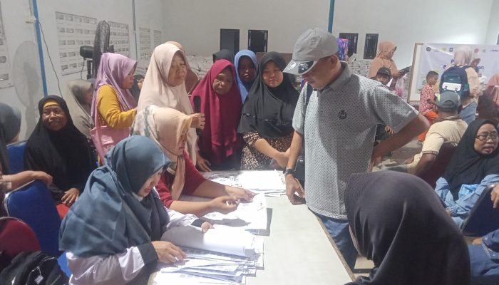 Kepala Desa Jatireja Kawal Langsung Penyaluran Bantuan Beras Bapanas Pastikan Tepat Sasaran.