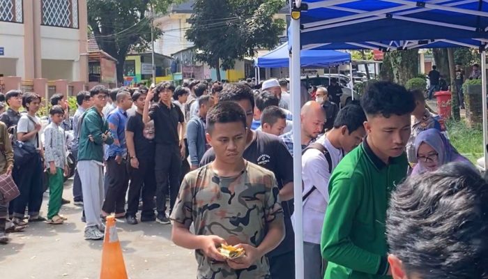 Jumat Berkah Polrestabes Bandung: 800 Snack & Air Mineral Dibagi ke Jamaah Usai Salat