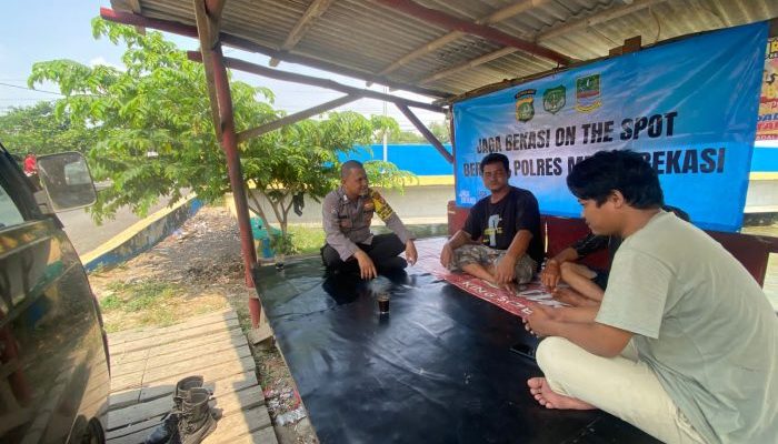 Jaga Bekasi On The Spot, Bhabinkamtibmas Cipayung Ajak Warga Tetap Solid Dalam Menjaga Harkamtibmas.