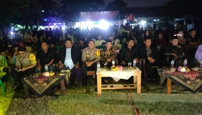 Kawal Kreativitas Siswa dan Siswi Darussalam Bhabinkamtibmas Polsek Cikarang Timur Pastikan Panggung Gembira Darussalam Show Berjalan Aman