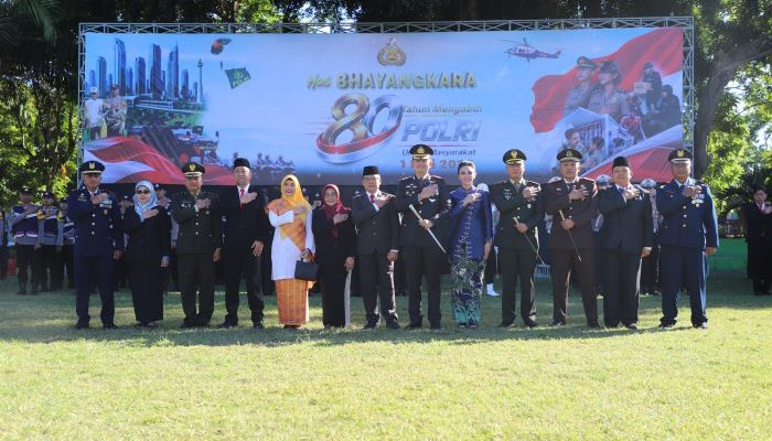 Hari Bhayangkara ke-80, Bupati Magetan Ganjar Personel Polres Piagam Penghargaan atas Pengabdian Menjaga Kamtibmas yg kondusif