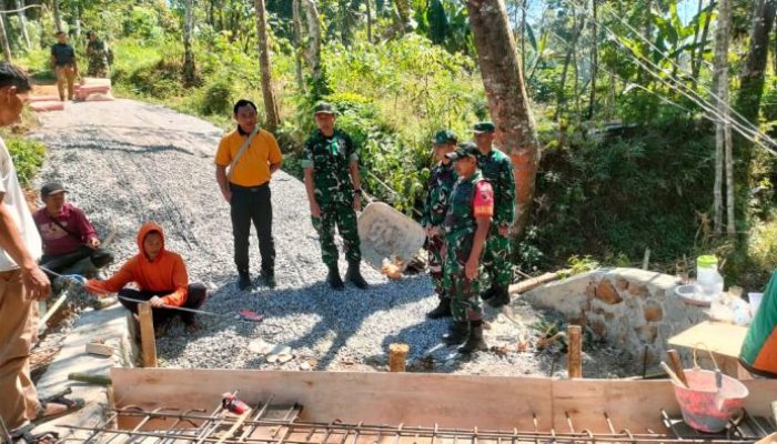 Tinjau 2 Lokasi Jembatan Di Nawangan, Dandim 0801/Pacitan Terus Tingkatkan Perekonomian Wilayah