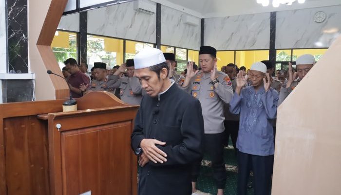Doa Mengiringi Pengabdian, Polres Magetan Gelar Sholat Ghaib untuk Tiga Bhayangkara Polres Katingan yang Gugur Saat Bertugas
