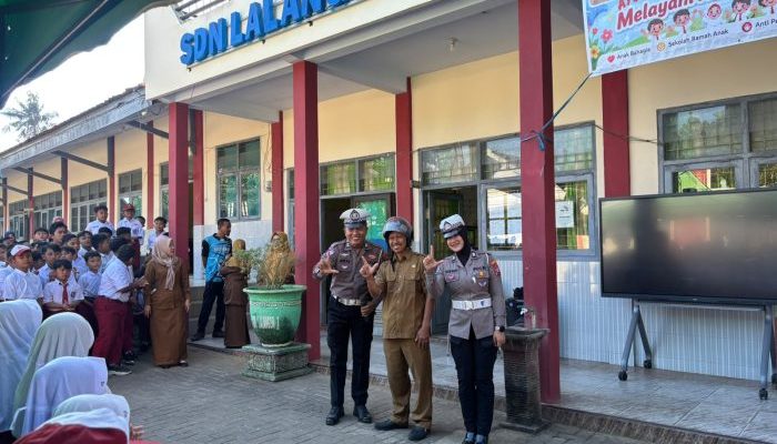 Satlantas Polres Sumenep Gelar Police Goes To School di SDN Lalangon 1, Bagikan Helm Keselamatan