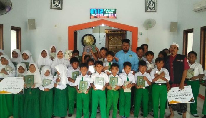 Gerakan Wakaf Al-Qur’an Menyapa Talango, Puluhan Siswa Terima Mushaf Baru