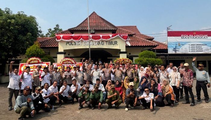 Peringati Hari Bhayangkara ke-80, Koramil 08/ Lemah Abang dan Pemdes Tanjungbaru Sambangi Polsek Cikarang Timur.