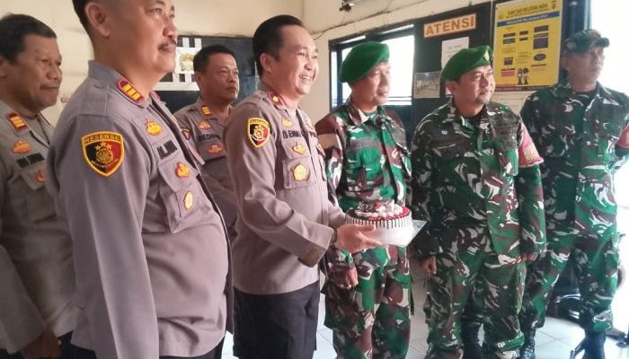 Sinergitas Tanpa Batas: Personil Koramil 08/Lemah Abang Beri Kejutan HUT Bhayangkara ke-80 di Polsek Cikarang Timur