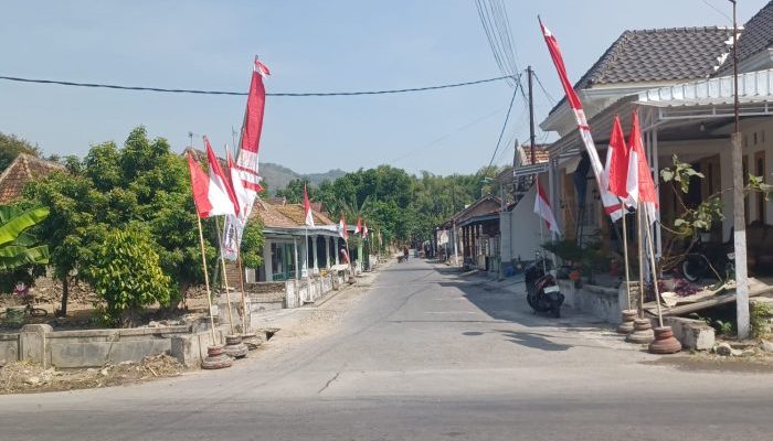 Semangat Gotong Royong Warnai Kerja Bakti Warga RT 04/RW 01 Desa Tladan Sambut HUT Kemerdekaan RI ke-81