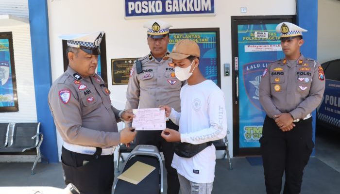Viral Aksi Wheelie di Jalan Raya Depan Pendopo Magetan, Satlantas Bergerak Cepat Amankan Pelaku dan Berikan Tindakan Tilang