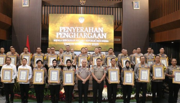 Wakapolresta Sumenep Terima Penghargaan, Polresta Sumenep Raih Predikat Pelayanan Prima Kategori A