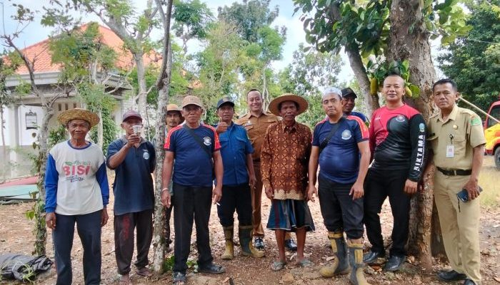 Respon Cepat Camat Bluto Dan Damkar Terkait Pengaduan Masyarakat Adanya Sarang Tawon Vespa Di Desa Sera Timur.