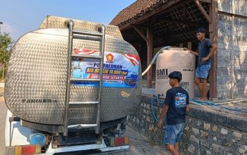 Kekeringan Mencekik Warga, 50 Ribu Liter Air Bersih Digelontorkan Darmawan Sutanto ke 4 Titik Ngawi dan Perbatasan Bojonegoro