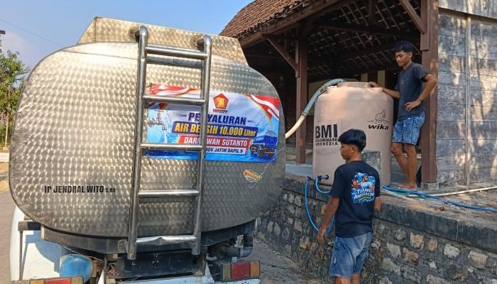 Kekeringan Mencekik Warga, 50 Ribu Liter Air Bersih Digelontorkan Darmawan Sutanto ke 4 Titik Ngawi dan Perbatasan Bojonegoro