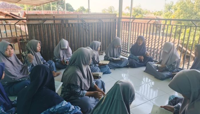 KKN UA POSKO 09 DORONG BUDAYA LITERASI SISWA MELALUI GERAKAN RUTIN MEMBACA