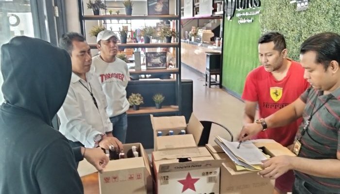 SATRESNARKOBA POLRESTA SUMENEP TERTIBKAN PEREDARAN MIRAS, SEJUMLAH BOTOL MINUMAN BERALKOHOL DIAMANKAN
