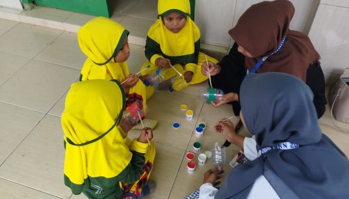 KKN Universitas Annuqayah Posko 20 Sulap Limbah Jadi Sarana Edukasi, Bangun Taman TK Kreatif