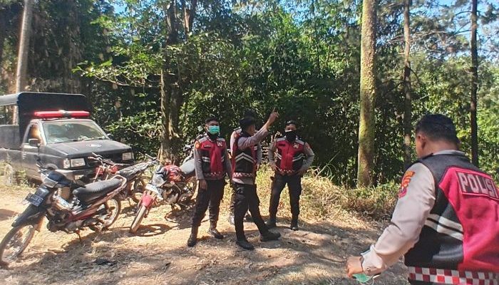 Gerak Cepat Tangani Karhutla, Polisi Bersama TNI, Perhutani, BPBD dan Warga Cegah Api Meluas di Lereng Lawu