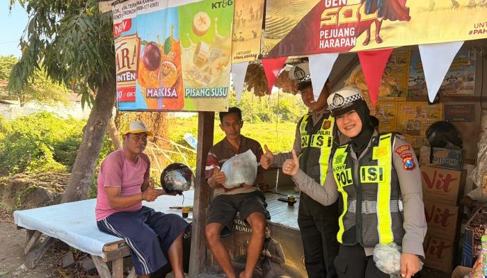 Polantas Menyapa Masyarakat Tidak Terorganisir, Satlantas Polresta Sumenep Bagikan Helm dan Tanamkan Kesadaran Keselamatan Berkendara