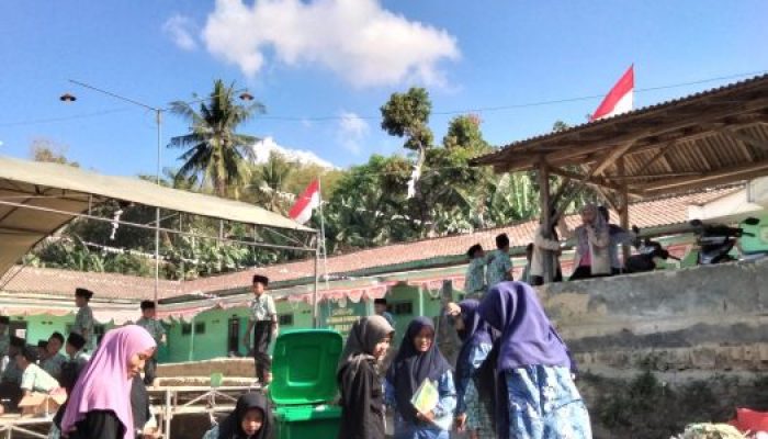 Kenalkan Katalog Sampah, KKN UA Posko 09 Dorong Budaya Pemilahan Sampah di PP Agung Damar