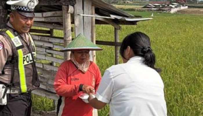 Patroli Sambil Berbagi, Satlantas Magetan Perkuat Kedekatan dengan Masyarakat