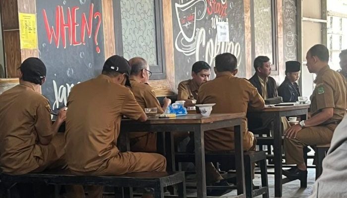 Rutin Tiap Senin! Saat Upacara Berlangsung dikantor Pemkab Sumenep, Beberapa Oknum ASN Justru Asyik Nongkrong di Warung Kopi