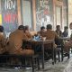 Rutin Tiap Senin! Saat Upacara Berlangsung dikantor Pemkab Sumenep, Beberapa Oknum ASN Justru Asyik Nongkrong di Warung Kopi