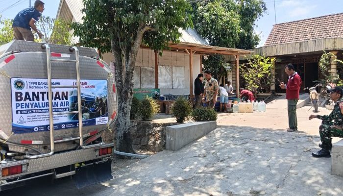 Kekeringan Melanda, 10 Ribu Liter Air Bersih Digelontorkan ke Warga Bendo Karanganyar Ngawi
