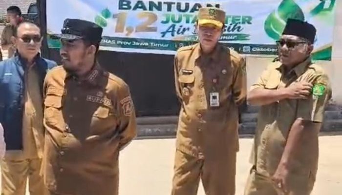 Bupati Sumenep Bersama BPBD dan BAZNAS Salurkan Bantuan Air Bersih Ke Desa Langsar, Kecamatan Saronggi