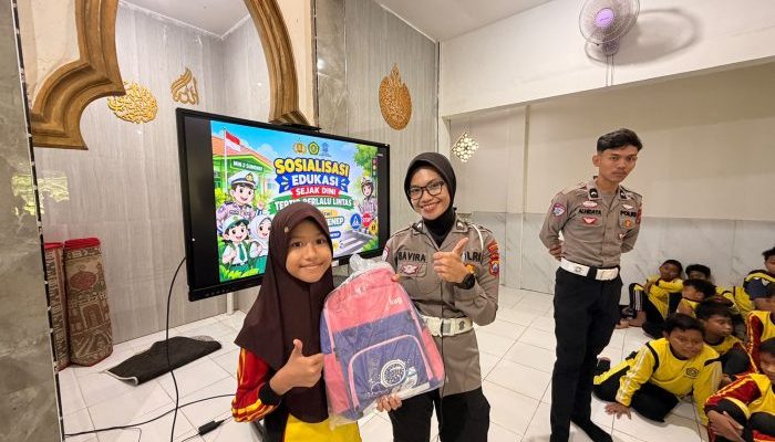 Polisi Datang Bukan Mau Menilang, Bocah MIN 2 Sumenep Malah Dapat Tas