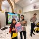 Polisi Datang Bukan Mau Menilang, Bocah MIN 2 Sumenep Malah Dapat Tas