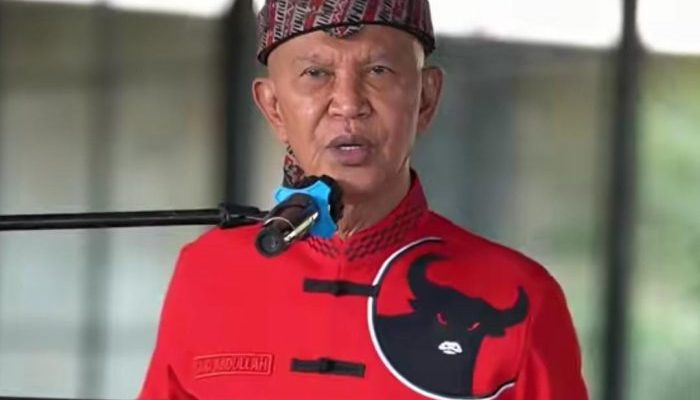 Warga Berjualan Pakai PDH Partai PDI-P, Said Abdullah Berikan Bantuan Modal Usaha ke Maskina