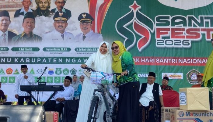 Khidmat dan Penuh Haru! Ning Nuri Karimatunnisa Bacakan Resolusi Jihad Di Apel Hari Santri Kabupaten Ngawi