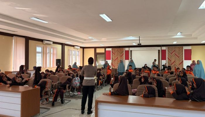 Satlantas Sumenep Sambangi SD Nurul Bayan, Siswa Bisa Dapat Tas hingga Helm
