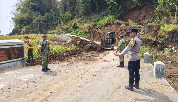 Polisi Bersama Masyarakat Pulihkan Akses Jalan Pasca Longsor di Panekan Magetan
