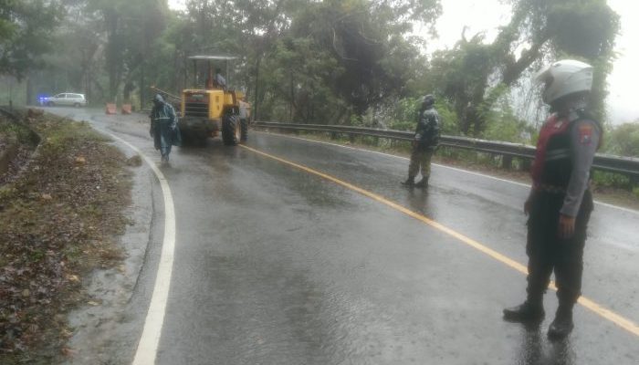 Gerak Cepat Babinsa Koramil 0801/01 Pacitan Bantu Bersihkan Material Longsor di Jalan Nasional Tamperan